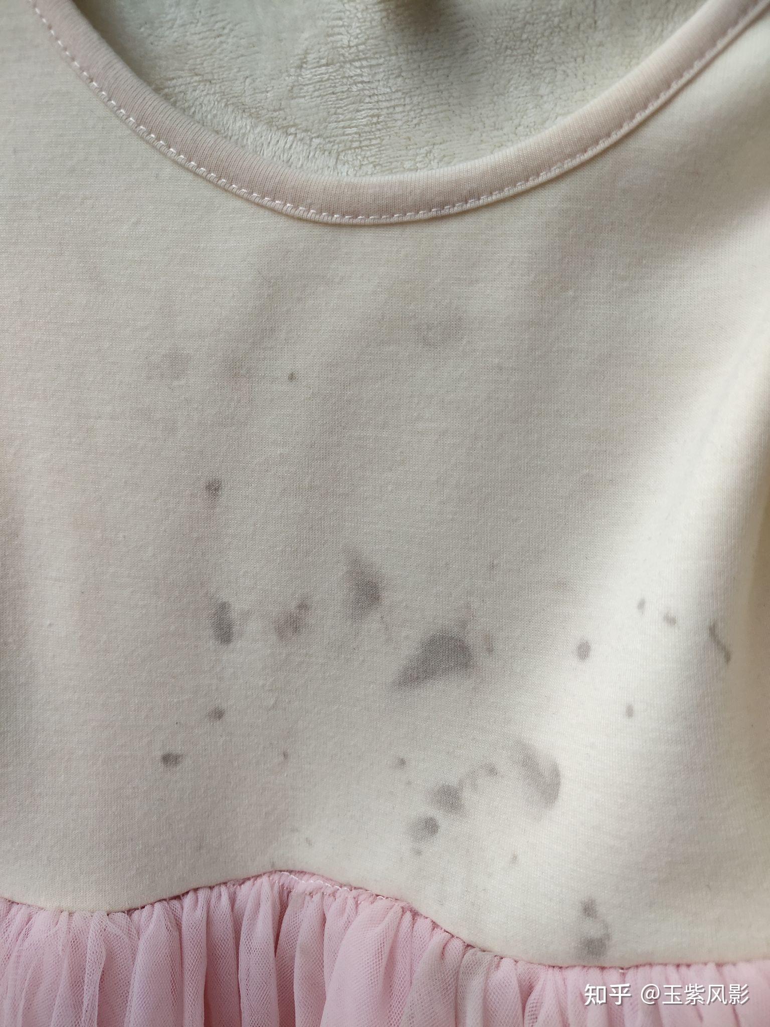 滚筒洗衣机洗完之后衣服上有像霉点一样的斑点洗之前没有一起洗的衣服