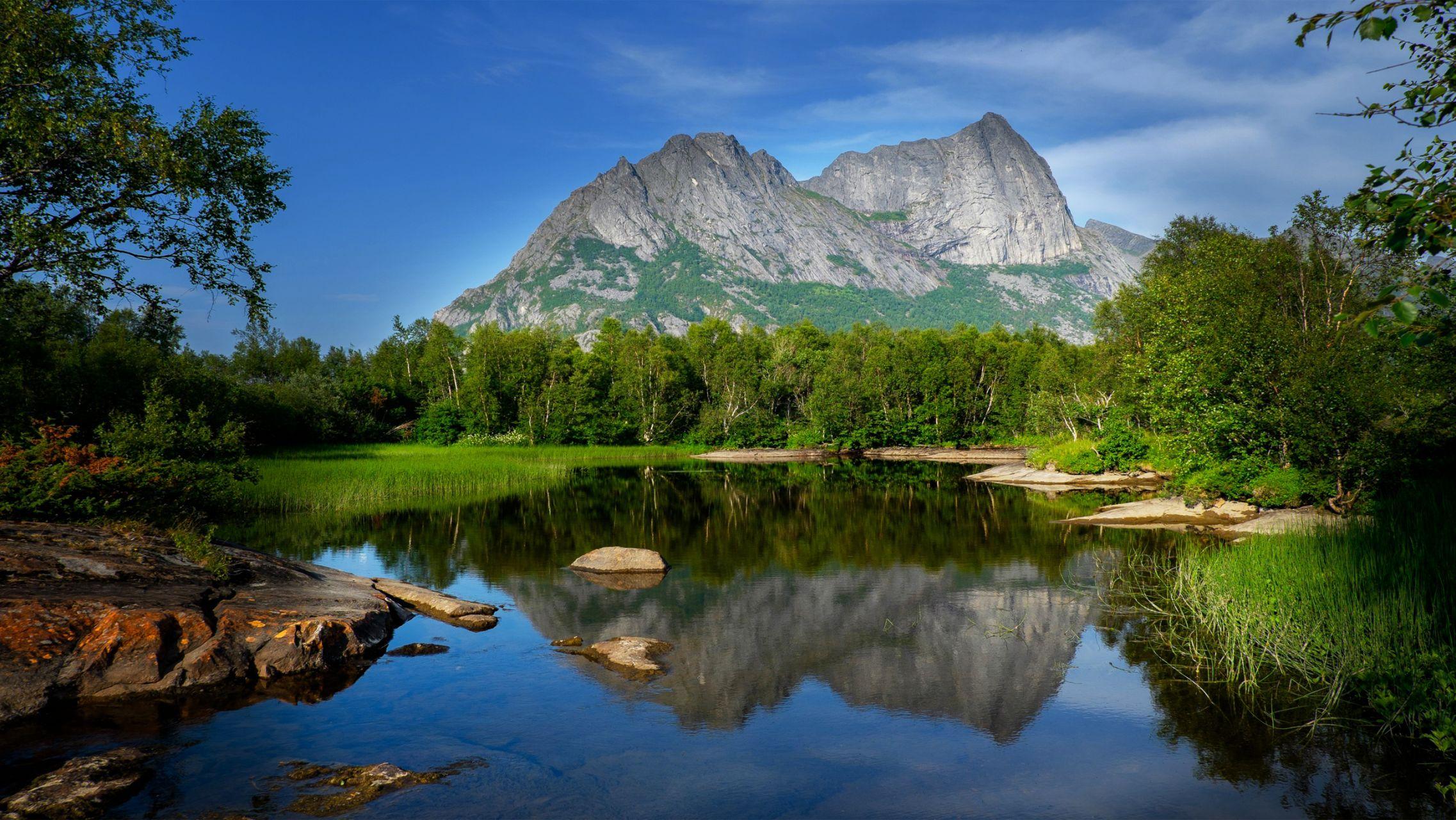 有没有这种类型的图片,唯美,治愈, 有山有水,但是是打开窗户或者不带