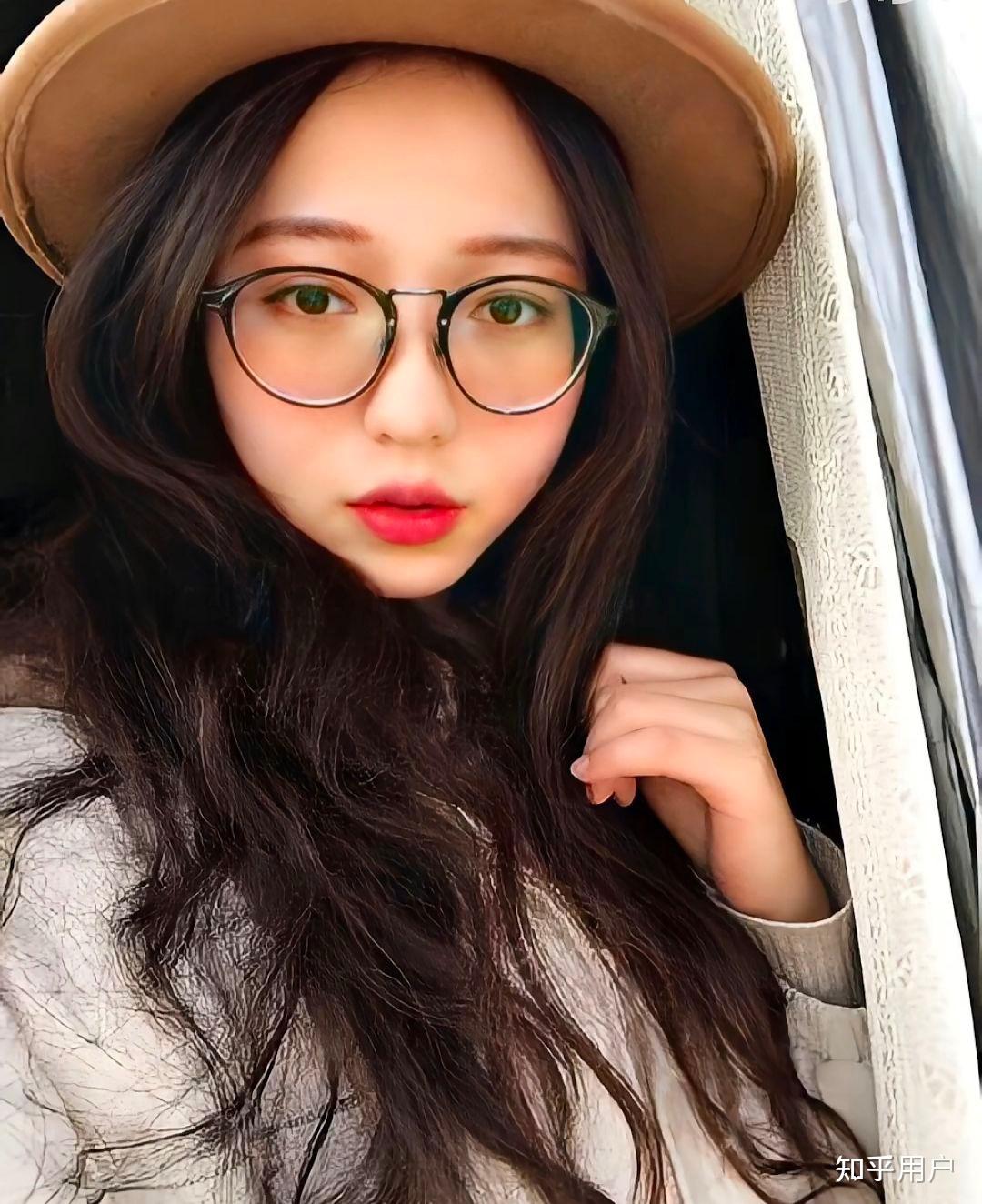 为什么前虚拟偶像珈乐中之人谭杉杉的自拍让我看了很不适,甚至有人称