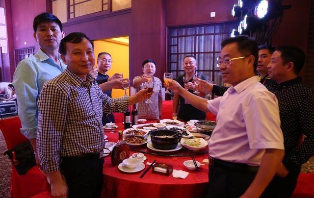 饭局向领导敬酒,别傻傻说“都在酒里了”,不懂3个话术等于裸奔 - 知乎