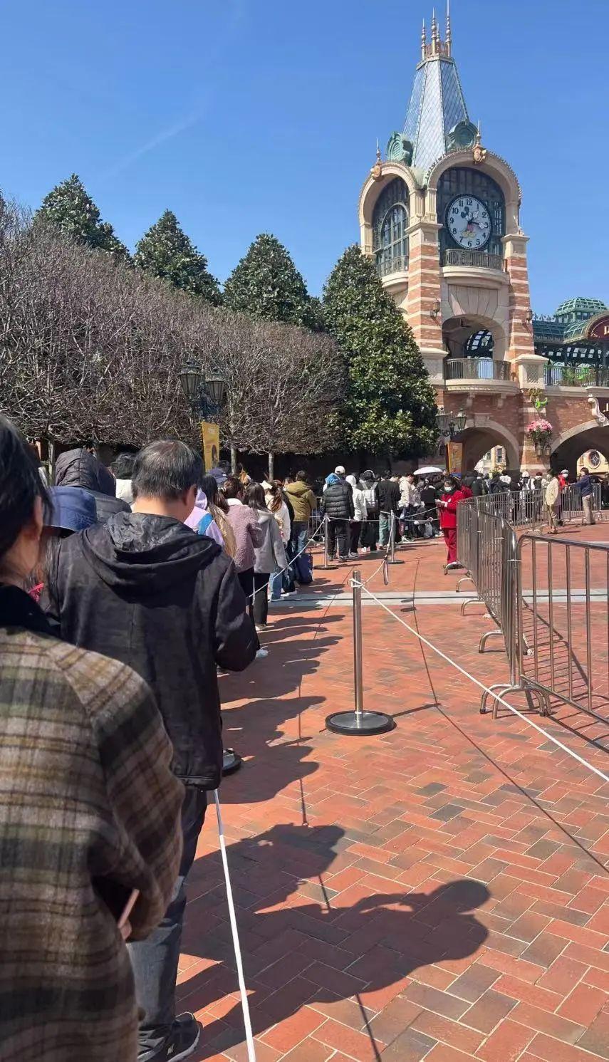 上海迪士尼新包断货引发场面混乱排队8小时被告知新包已卖光有人直接