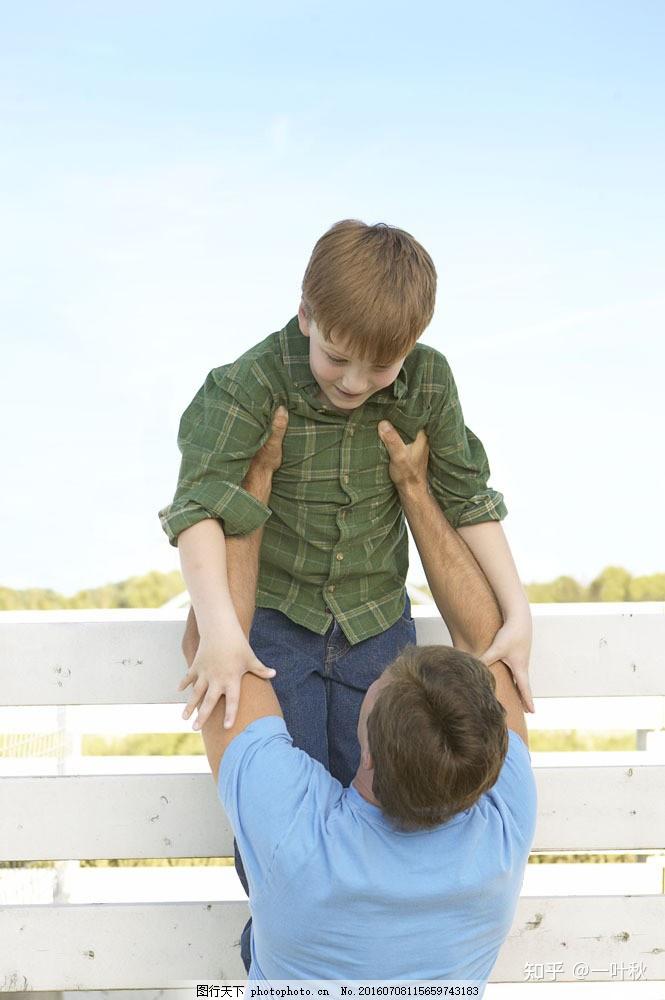两个小孩说话声音大总在家喊叫已经影响邻居但管不住我很焦虑该怎么办