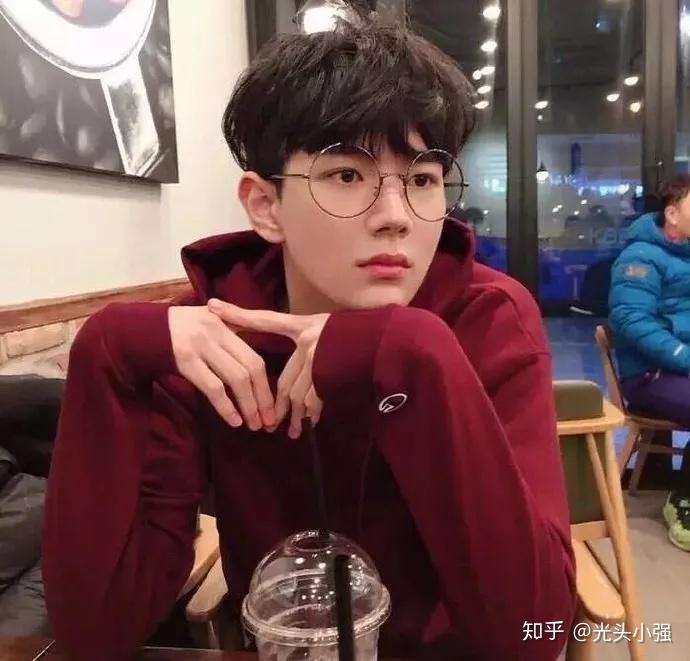 有没有金发戴眼镜高清图片男生的头像? - 知乎