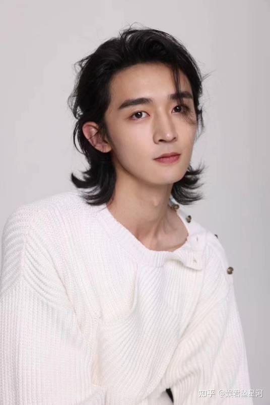 《折腰》12位男演员颜值排名,何润东垫底,刘宇宁第4,第1很帅气 - 知乎