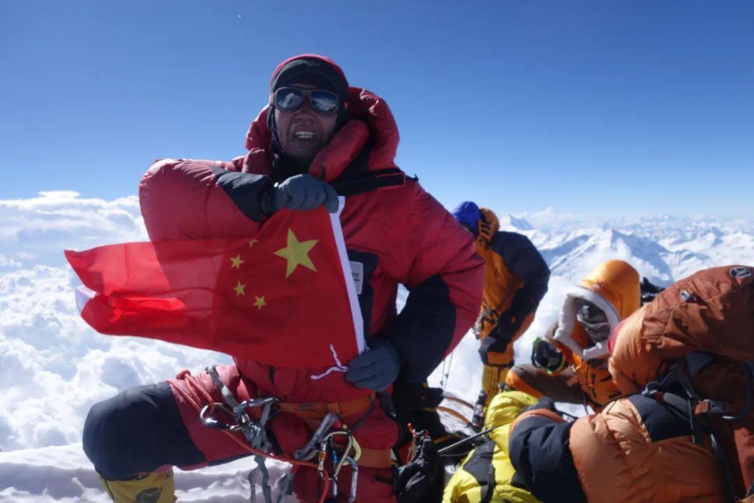 张梁登山图片