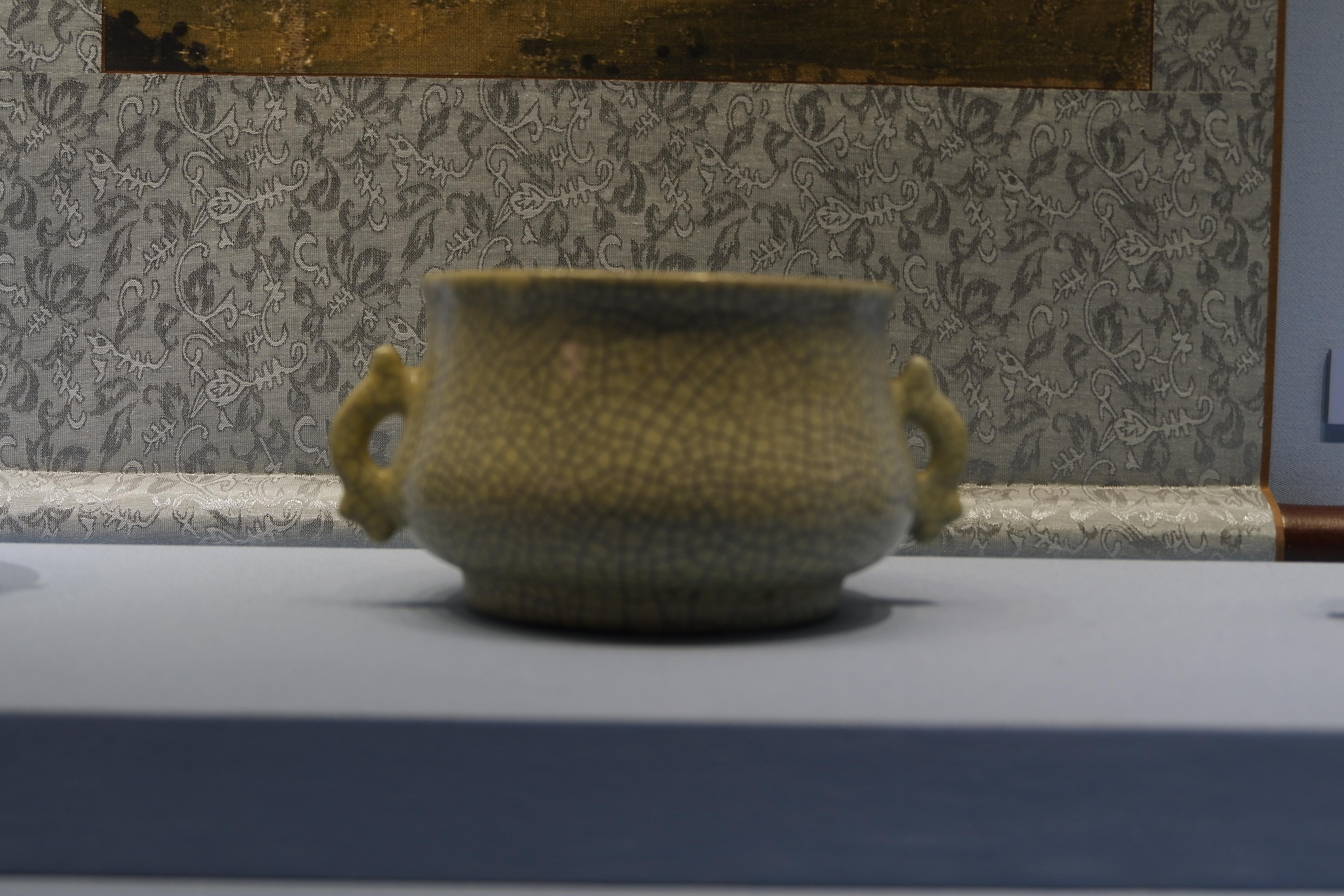 博物馆里的瓷器史”22南宋•哥窑青釉鱼耳炉（故宫博物院藏） - 知乎