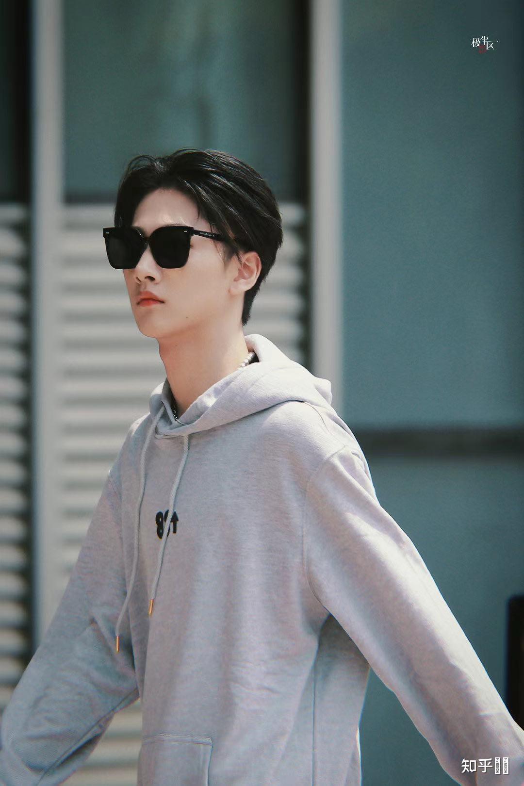 如何看待胡烨韬短发? - 知乎