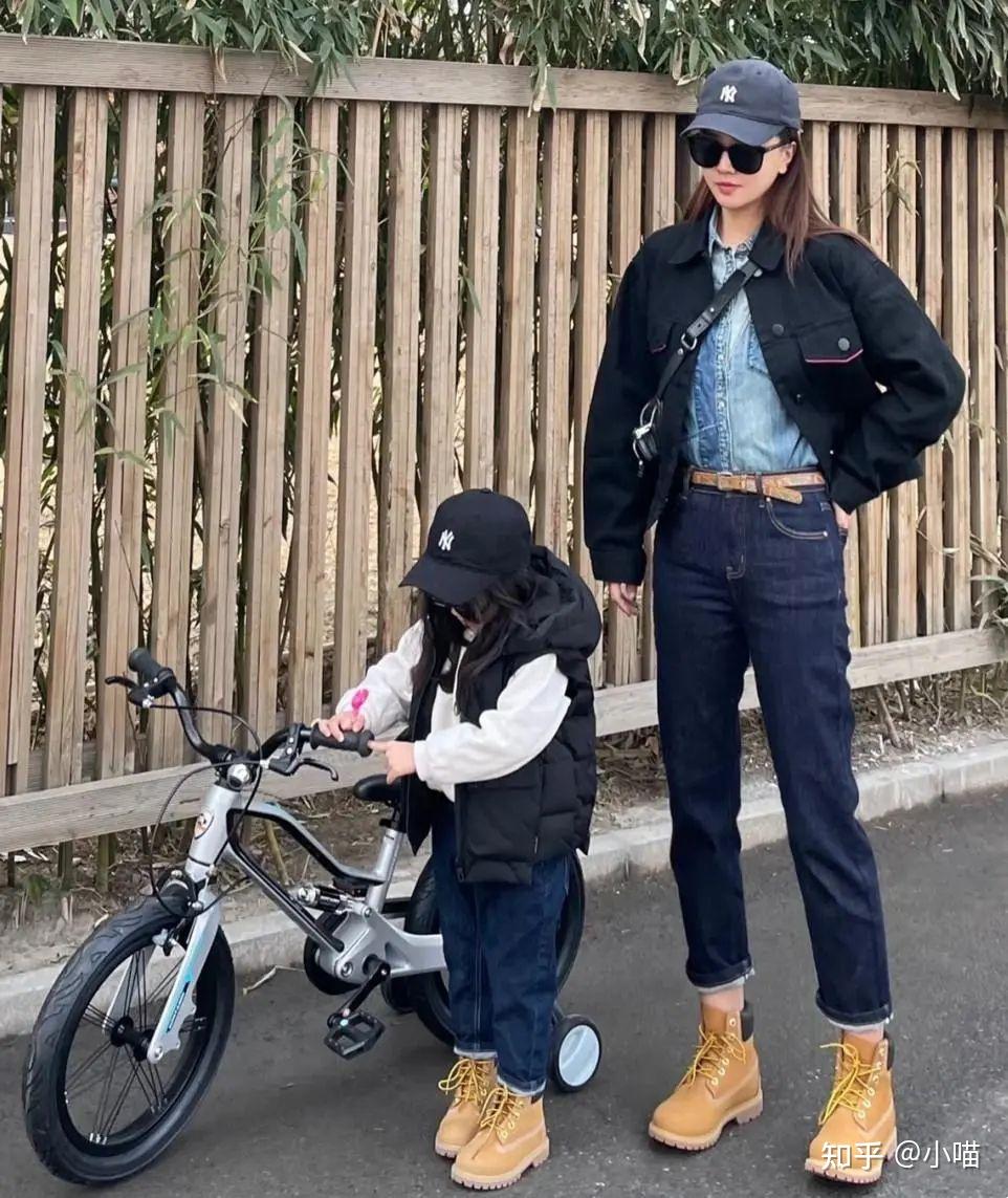 穿大黄靴搭配什么衣服好看? - 知乎