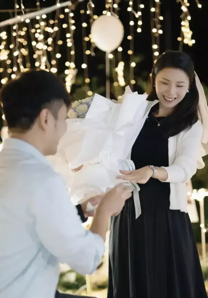 32 岁奥运体操冠军何可欣被男友郭航求婚成功,现场奢华浪漫