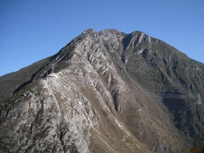 去跑马溜溜的郭达山上唱一朵溜溜的云