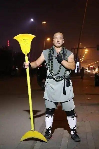 女友见义勇为去世，他手持62斤禅杖走10公里修行，承诺终身不娶！ - 知乎