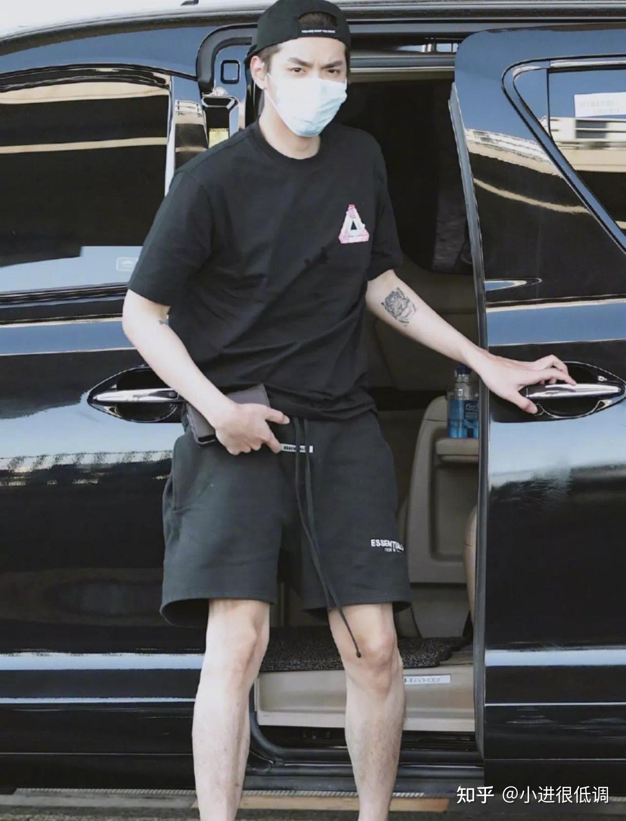 你们的吴亦凡wuli凡凡哥哥也是亲自上身驾驭今天给大家带来的这款短裤