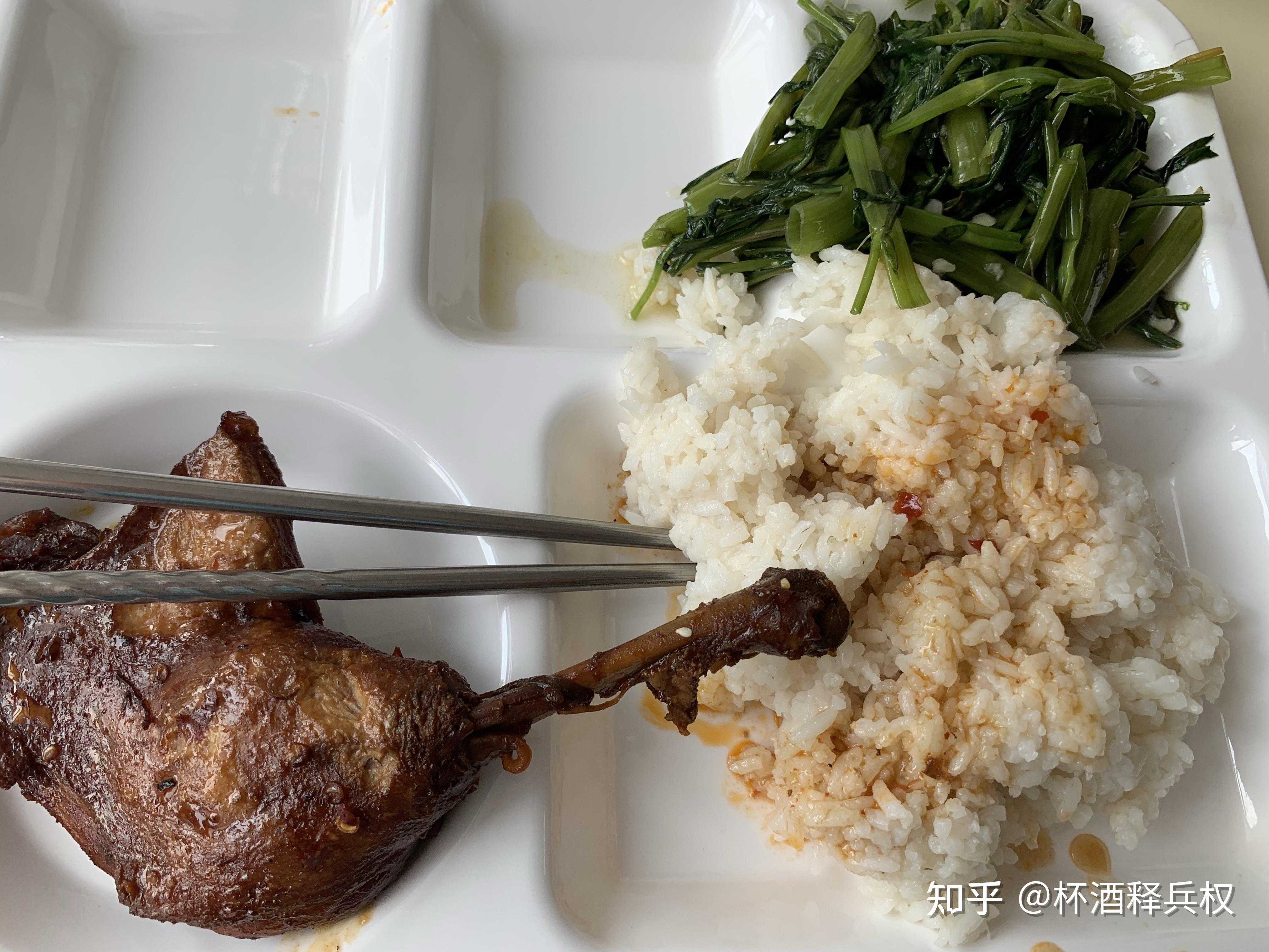 在玉林师范学院里就餐是一种怎样的体验?有什么推荐的食堂和美食?
