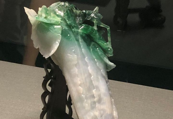 中国　玉石翡翠彫刻　白菜に昆虫　置物　重さ約4.25kg　D　R5490B 中国 玉石翡翠彫刻 白菜に昆虫 置物 重さ約4.25kg D R5490B