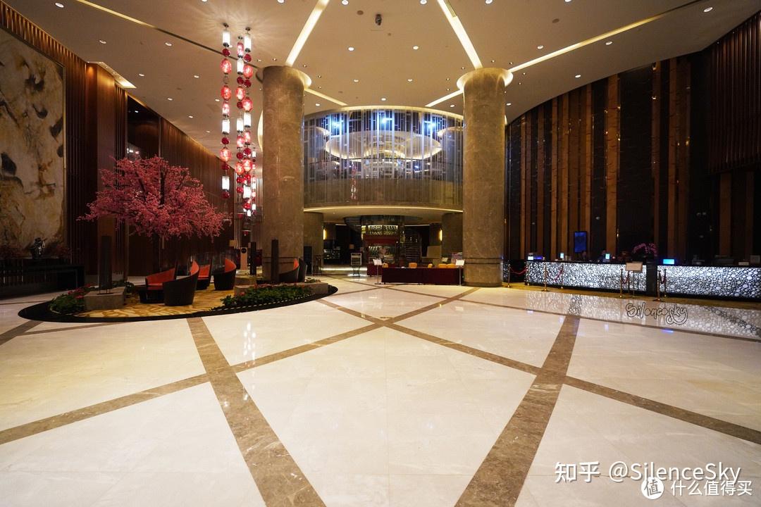 这家酒店的大堂吧，同时也是图书馆~扬州皇冠假日酒店体验 - 知乎
