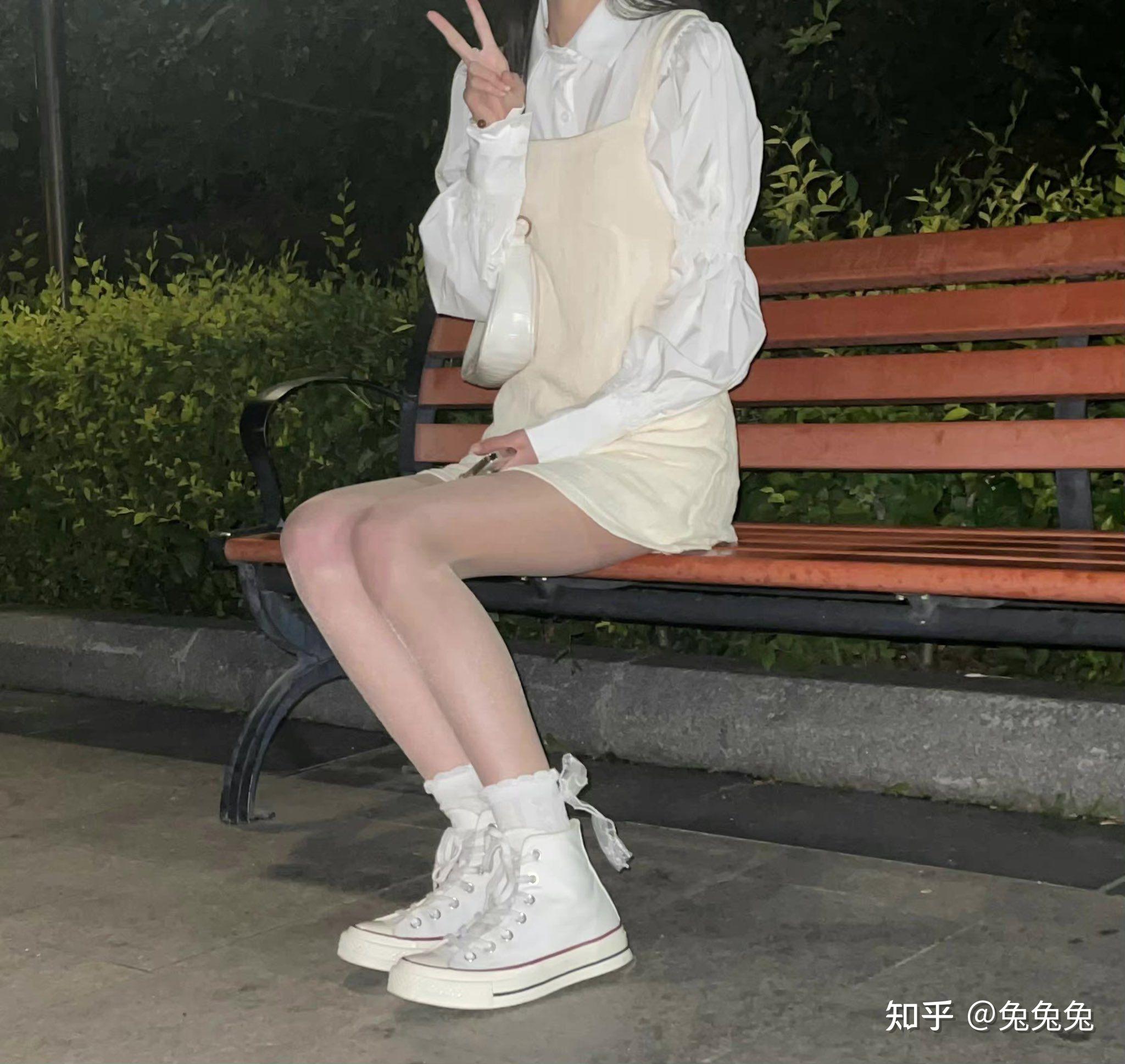为什么街上很多女生会穿两双袜子
