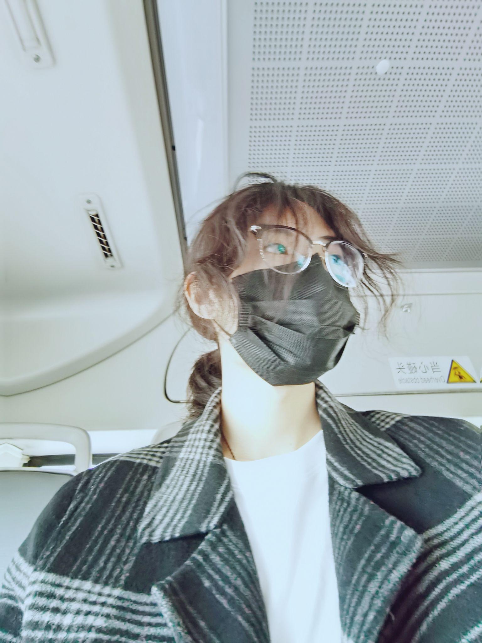 男生带戴着眼镜留长发的话会不会很怪为什么很少看见戴眼镜的长发男生