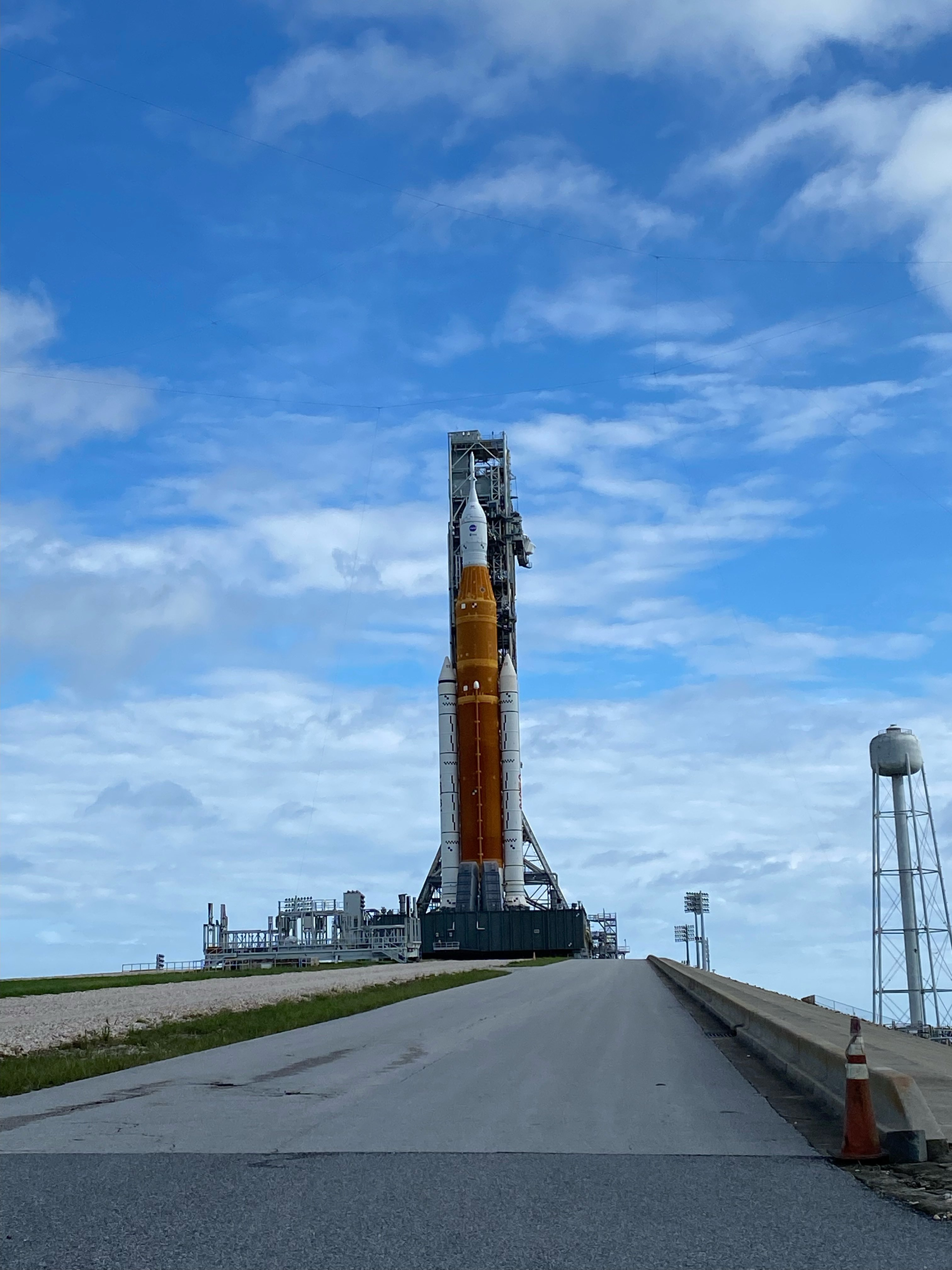 美国sls 登月火箭发射成功,将猎户座载人飞船送往月球轨道,这对人类