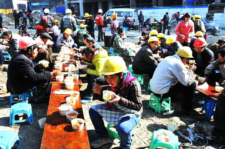 当代农民工生存现状约2亿多人没能真正融入城镇