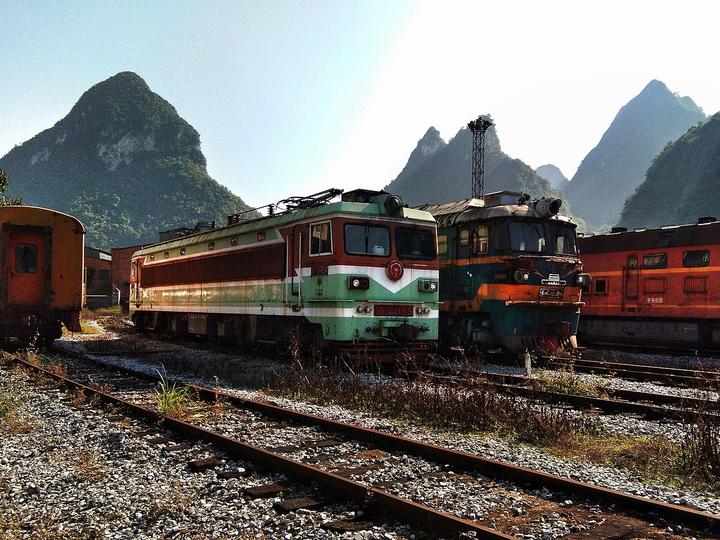 2017年10月抢救性拍摄金城江机务段旧址两辆内燃机车的车型小考