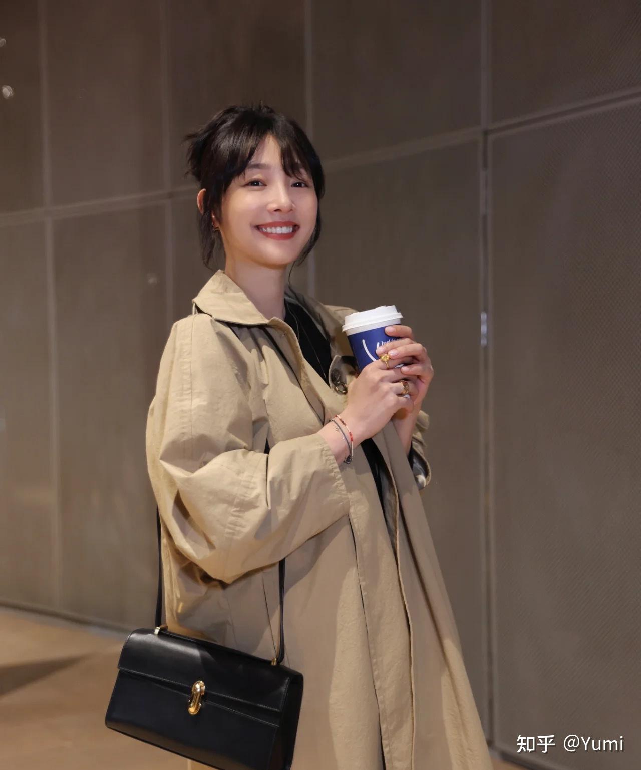 白百何的状态和穿搭看起来都让人感到非常的舒服自在,这种随性「松弛