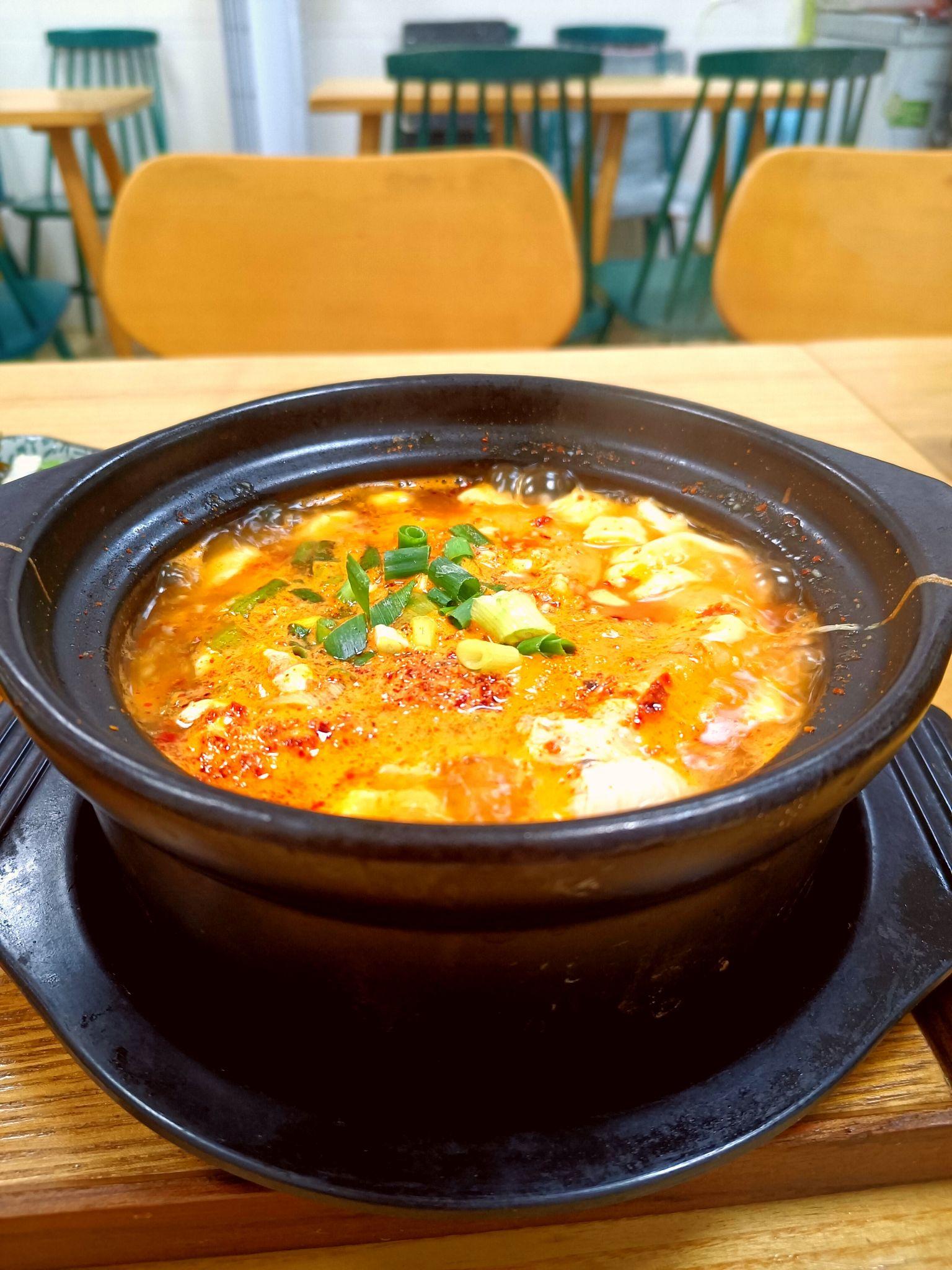 在广州速冻的天气一个人安安静静地喝海鲜嫩豆腐汤