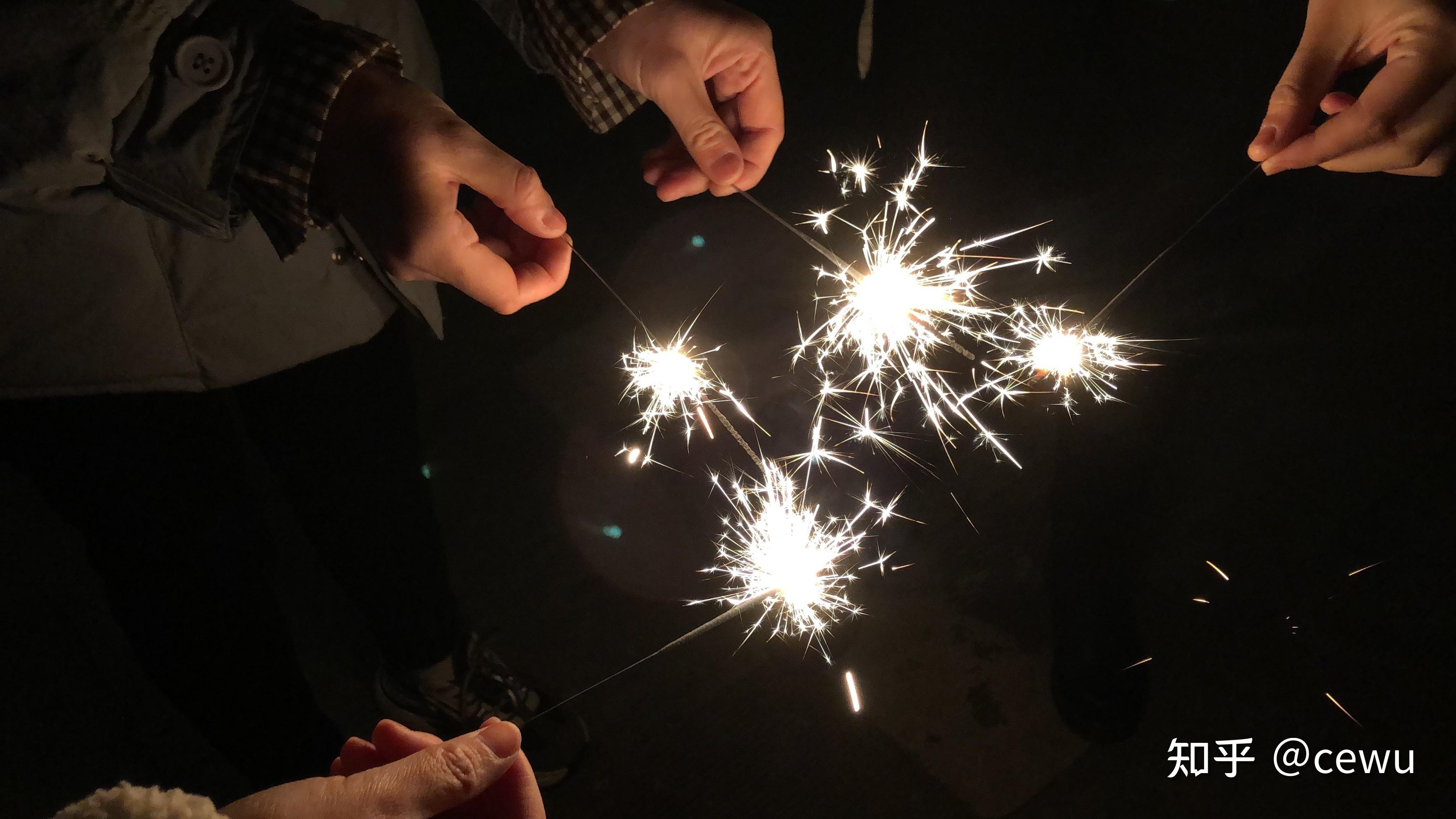 如何拍出好看的手拿小烟花的照片? - 知乎