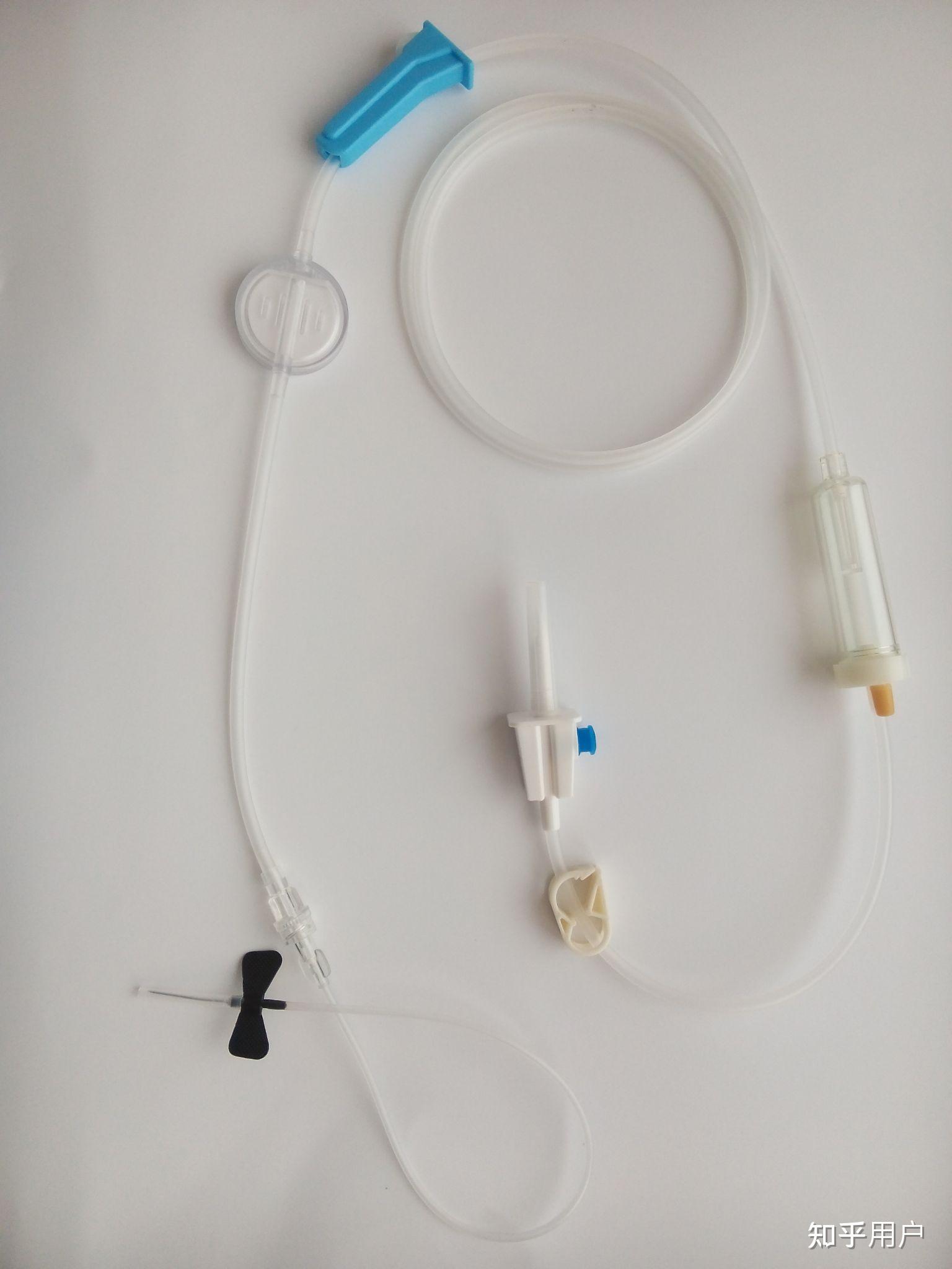 输液的时候医生觉得滴液太慢了所以就把上边那个输液器的封盖也就是