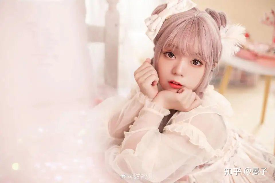 如何评价虚拟偶像「嘉然」近日在网上高频率上传自己的真人照片视频?