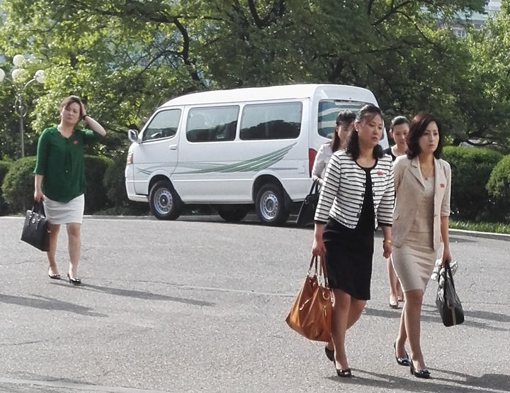 朝鲜街拍|朝鲜美女白领一族,已成为平壤市容的一部分
