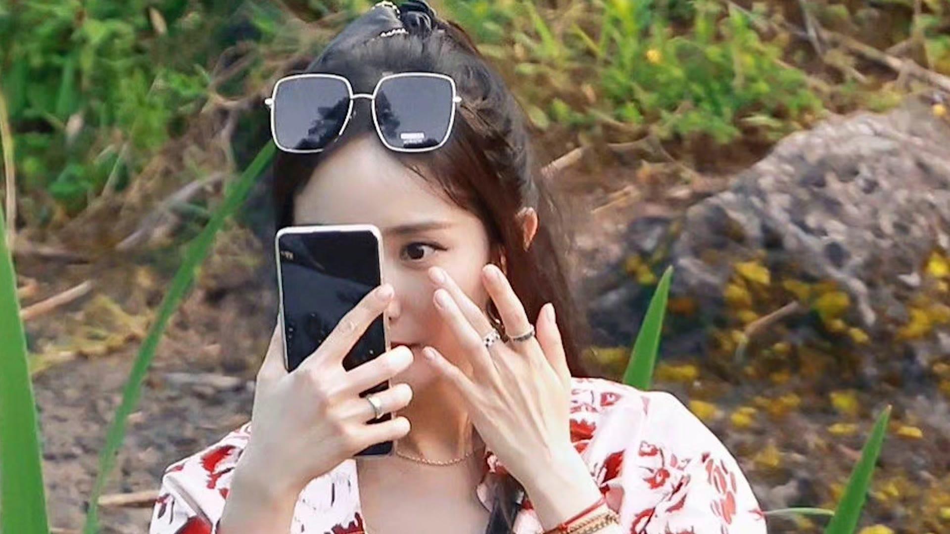 花儿与少年第四季定档0617杨幂新路透拿手机壳当镜子