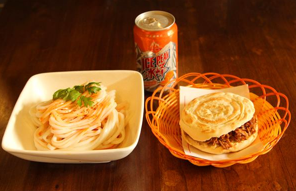 凉皮和肉夹馍简直天生一对你记忆里的地道西北风味