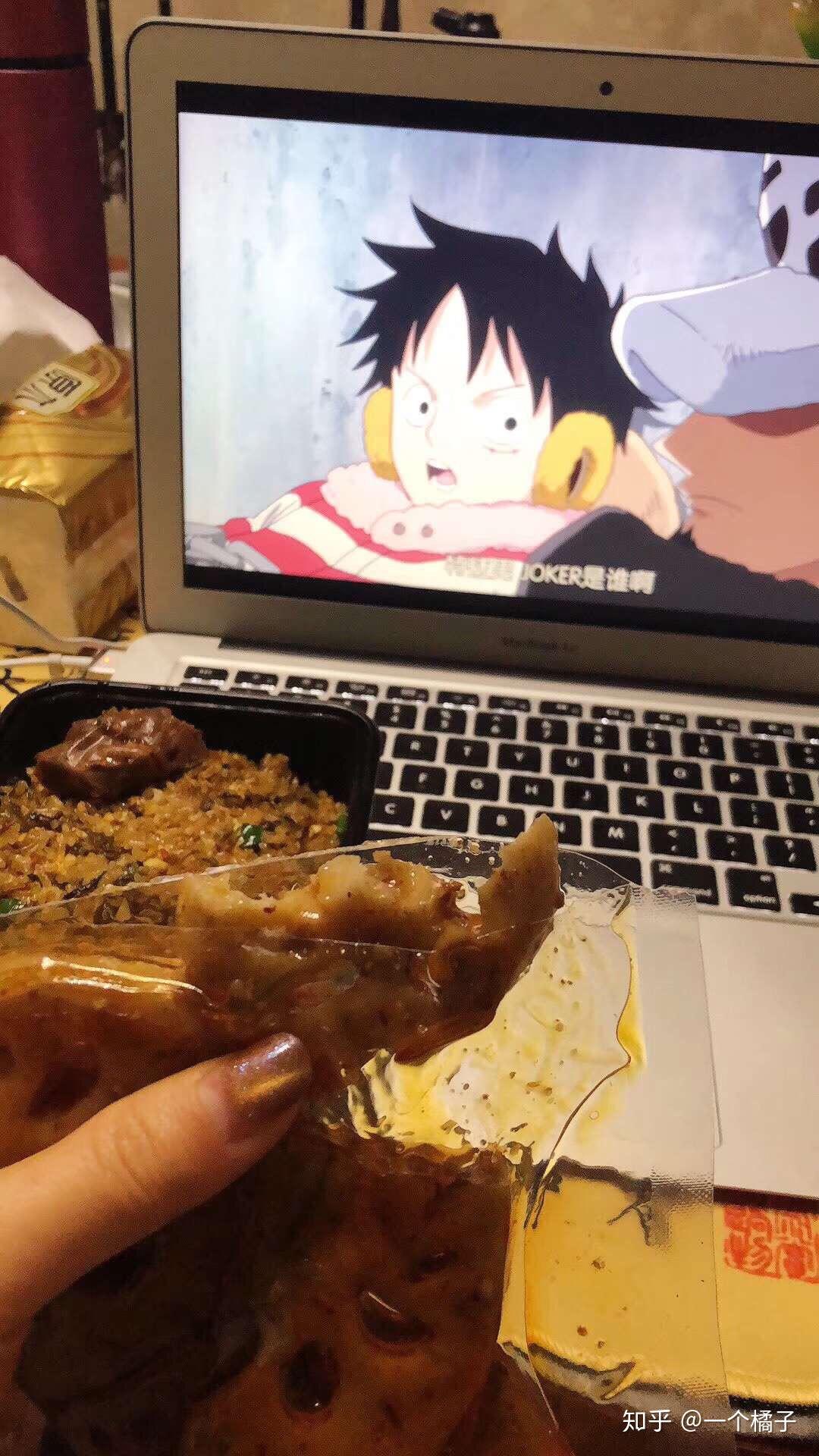 你们下雨天不出门窝在家追剧时都在吃什么零食