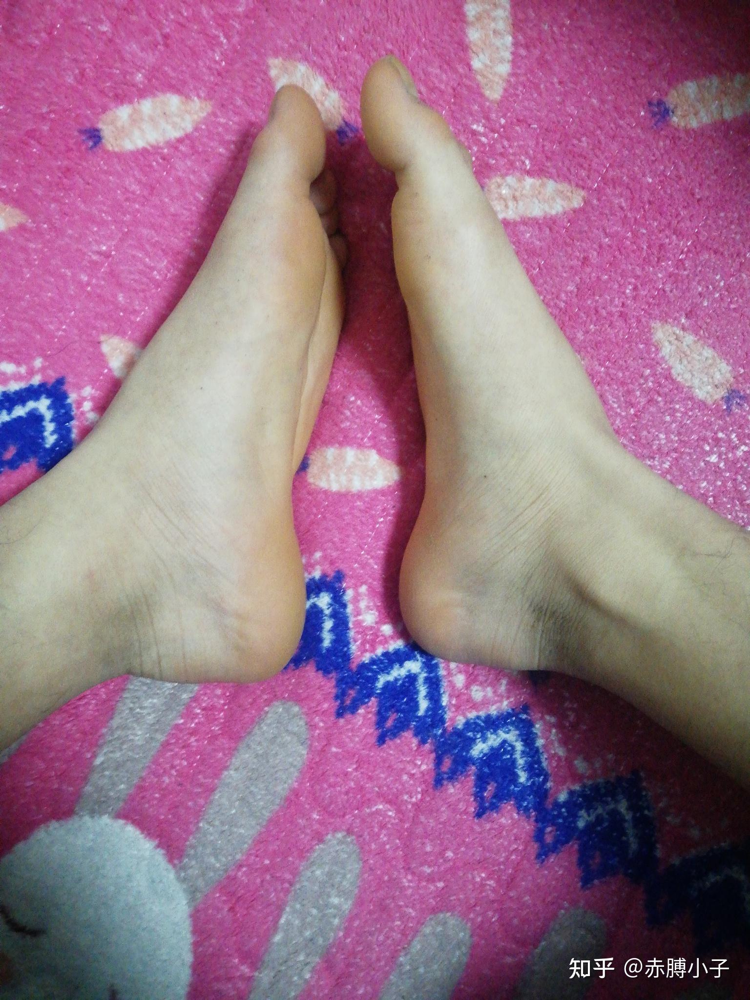 有没有男生光脚的照片? - 知乎