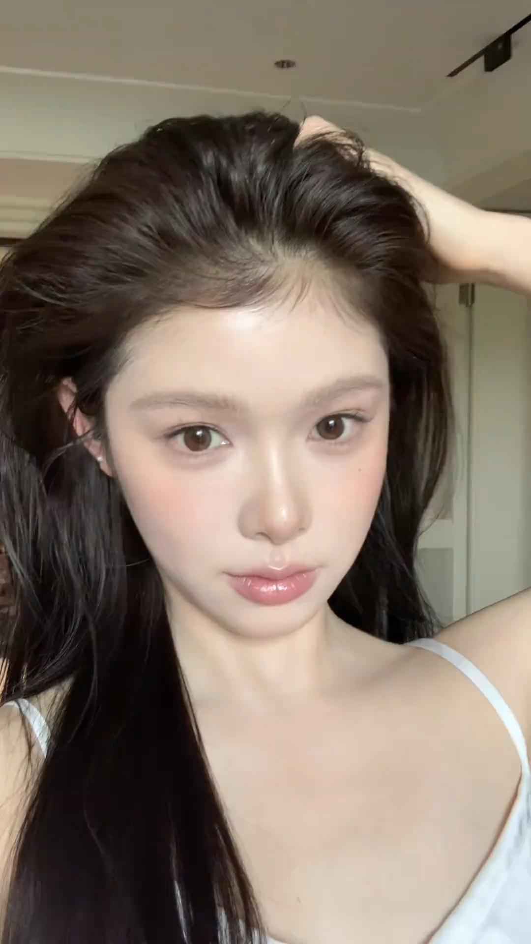 全妆跟练10分钟伪素颜妆湿发通透水感刚睡饱的美美妆模范生妆容分享