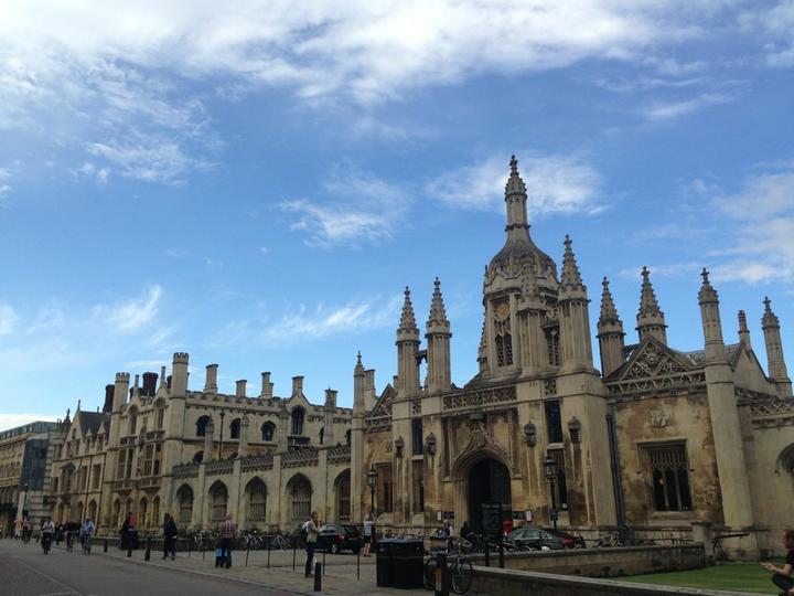 英国公立南威尔士大学