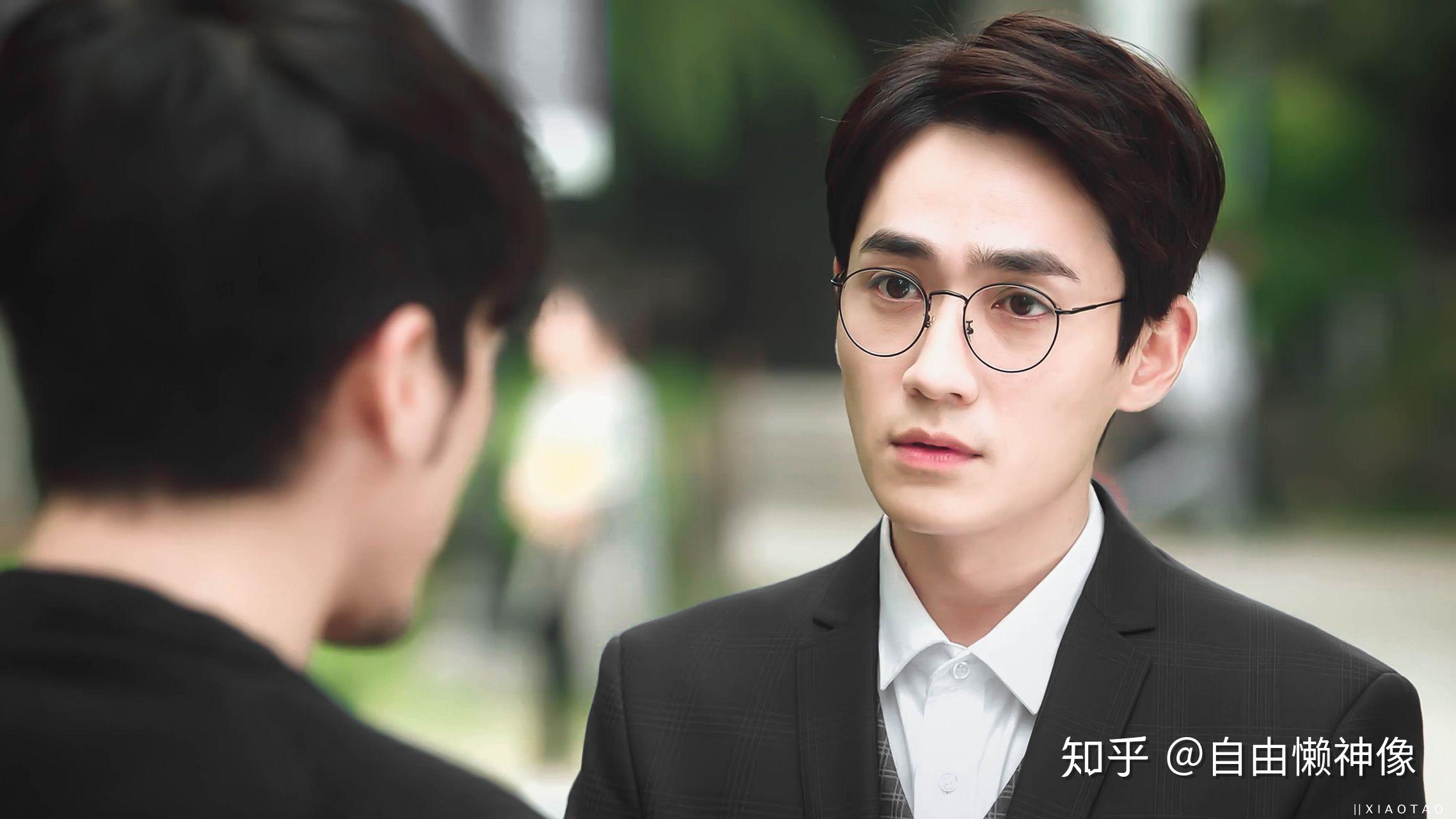 如何评价朱一龙颜值,我感觉戴眼镜比不戴眼镜好看?