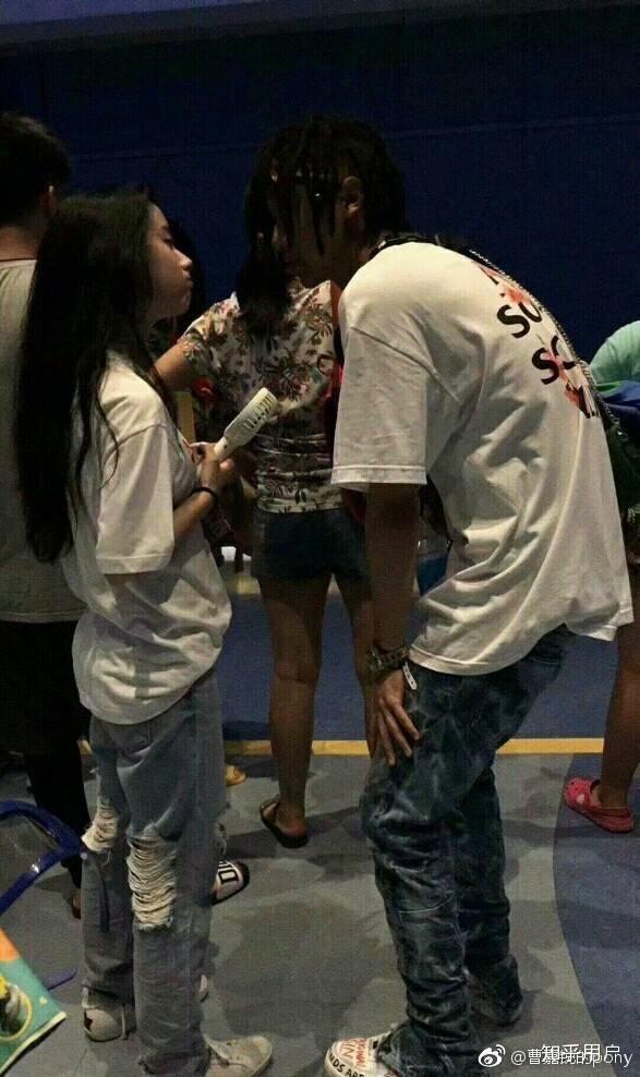 有孟子坤和包露佳的合照吗