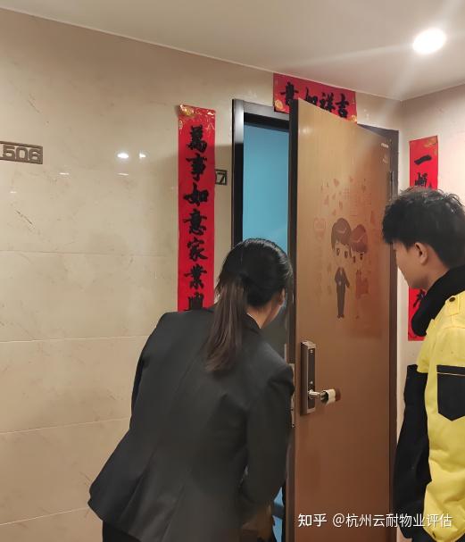 没交物业费，工作人员强行进门催交，违法吗？ - 知乎