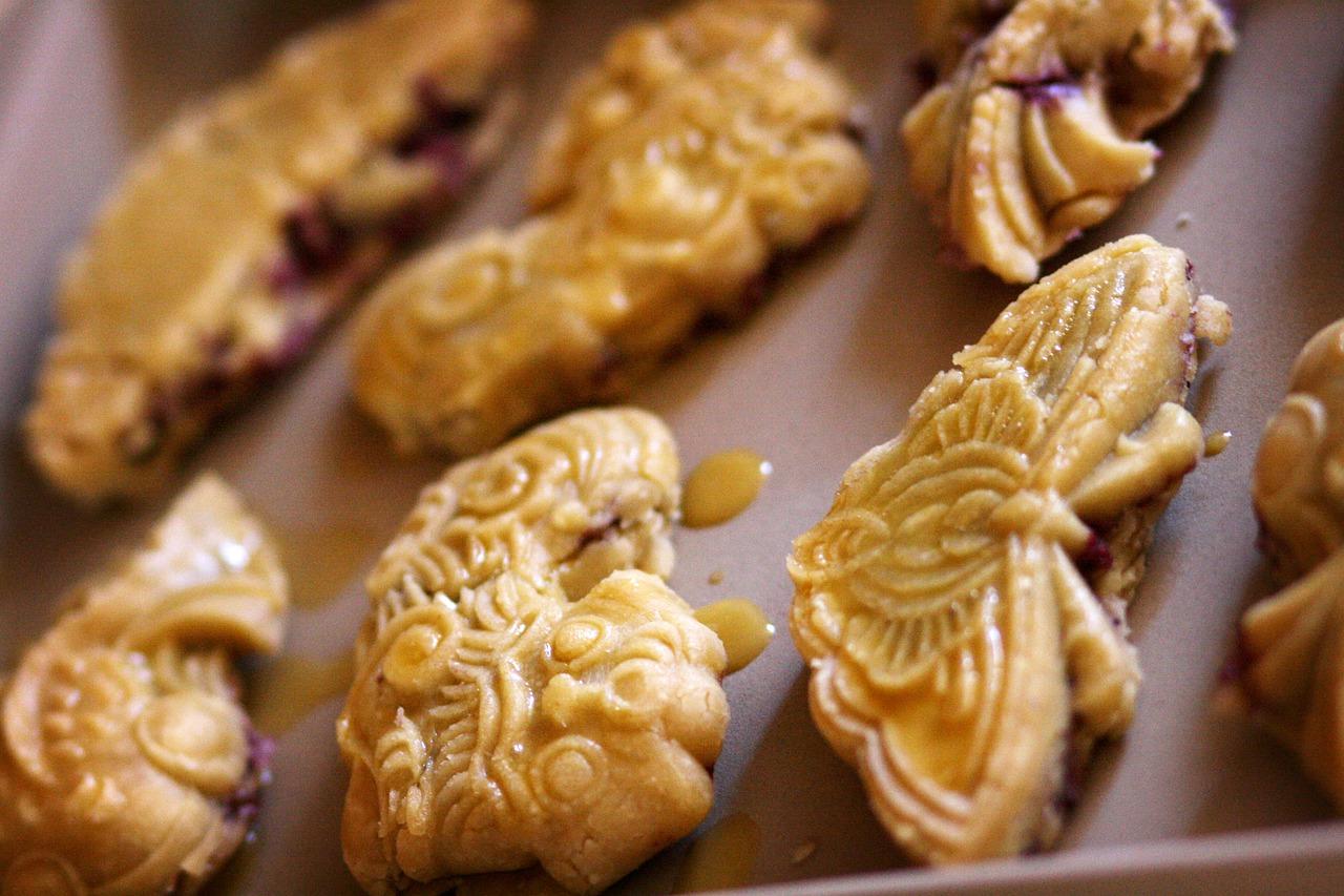 一轮明月，家的温馨与期盼