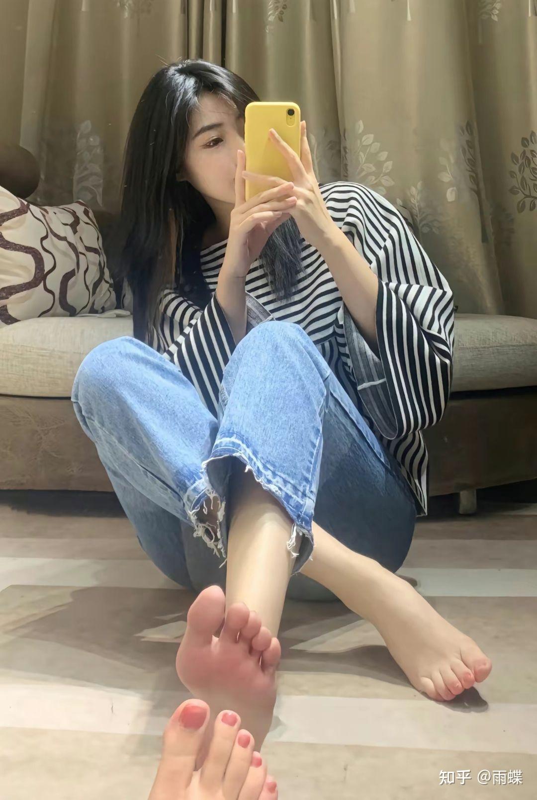 女生有在学校脱鞋光脚的经历吗?