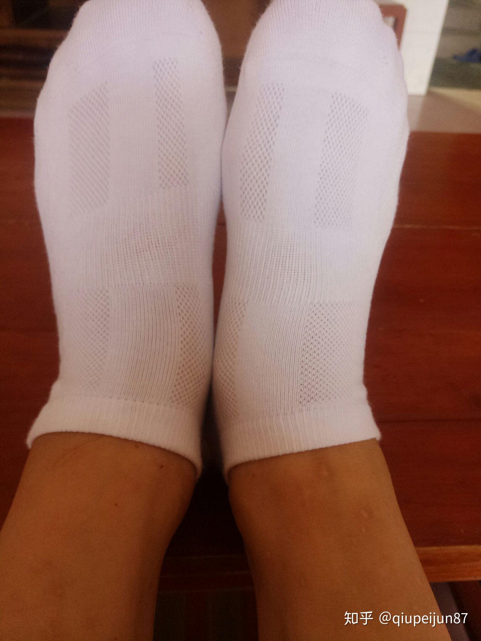 问各位妹子们一个问题:如果一个女孩脚汗多,脚臭略重,那她还能穿白