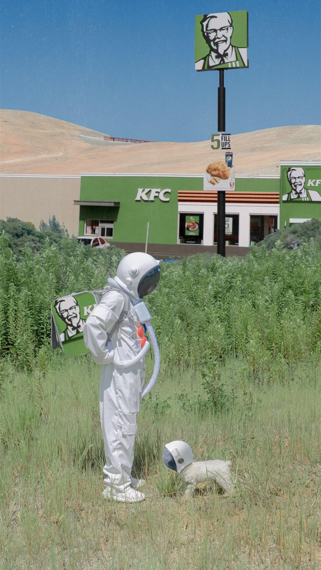 可以帮我找一张宇航员透过头盔对着地球伸手的图片吗