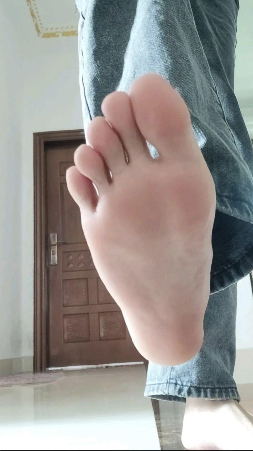 男孩脚底照片有什么问题吗?