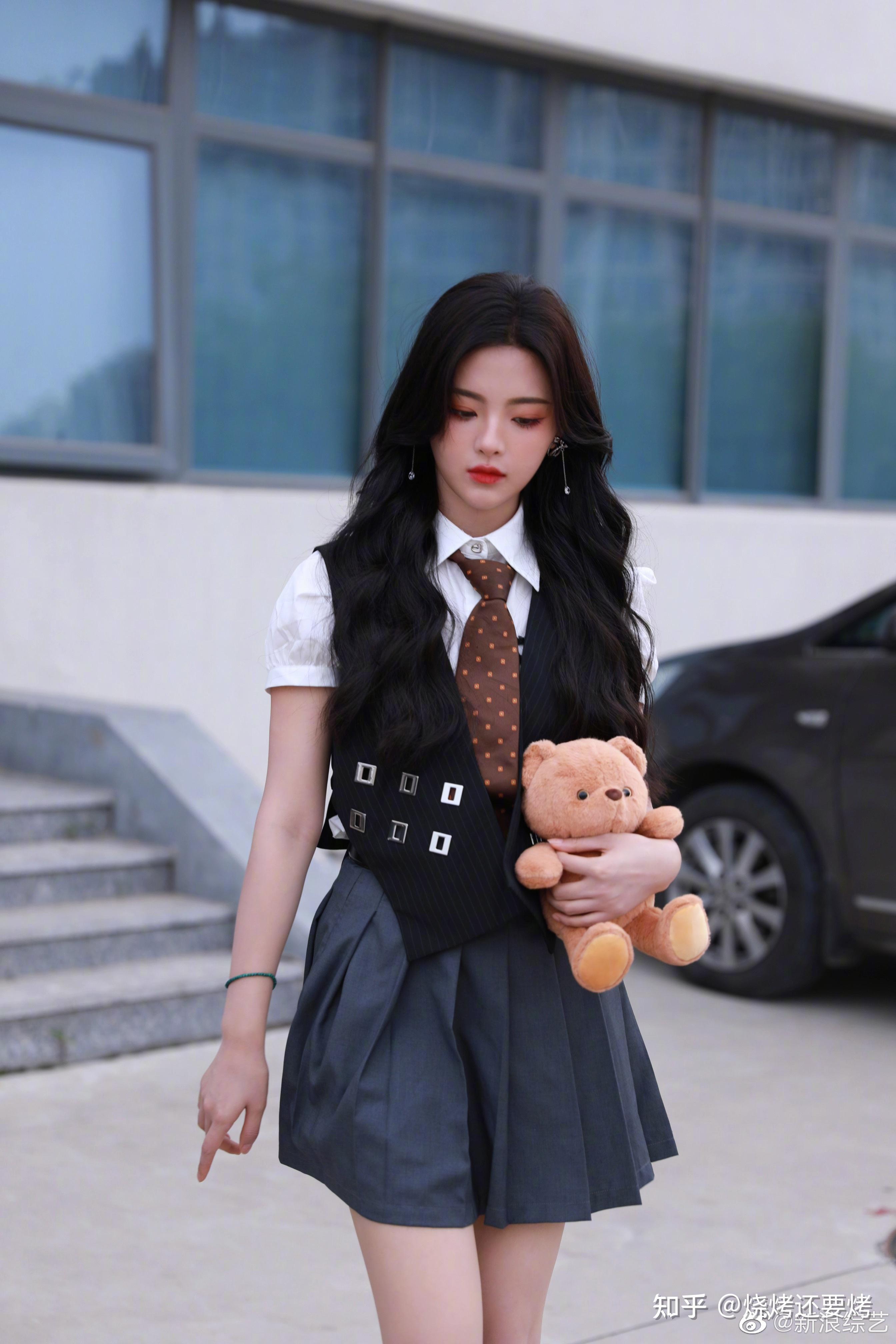 杨超越《脱口秀大会 5》路透学院风造型公布,她这身造型都有哪些地方