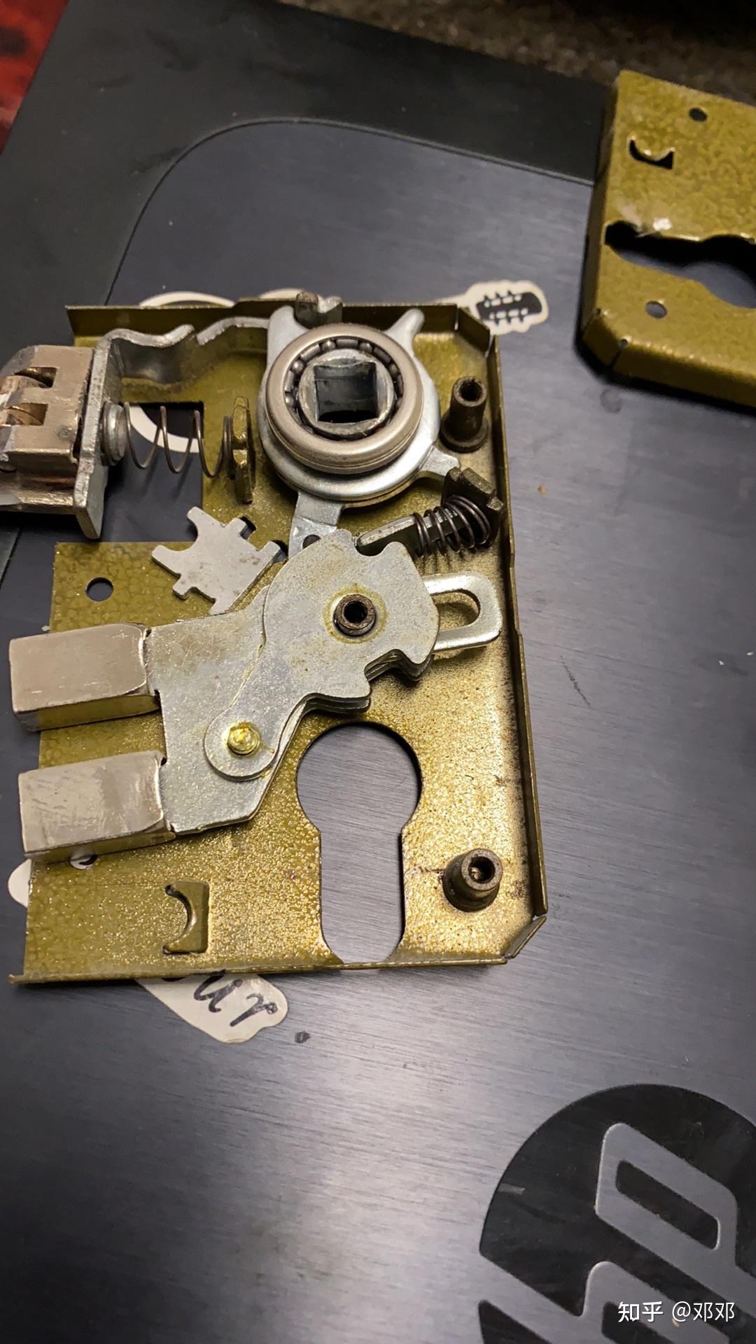 卧室门锁锁芯内部怎么安装? - 知乎