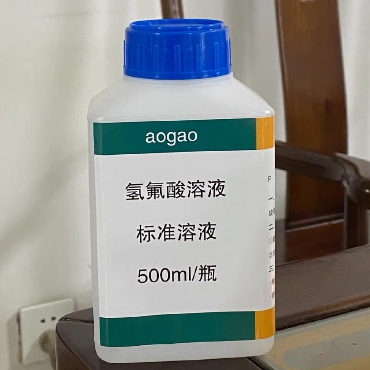 厨房里有 10 升氢氟酸泄露了，水泥地板，在墙角，已经过去 2 天，如何处理？