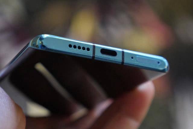 华为mate40pro自带耳机插不进去比插孔小是怎么回事