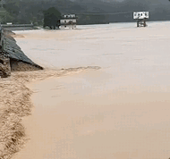 广西升级发布洪水橙色预警，六蓝水库坝体出现缺口，有当地人能讲讲洪水具体情况吗？基本生活保障还跟得上吗？