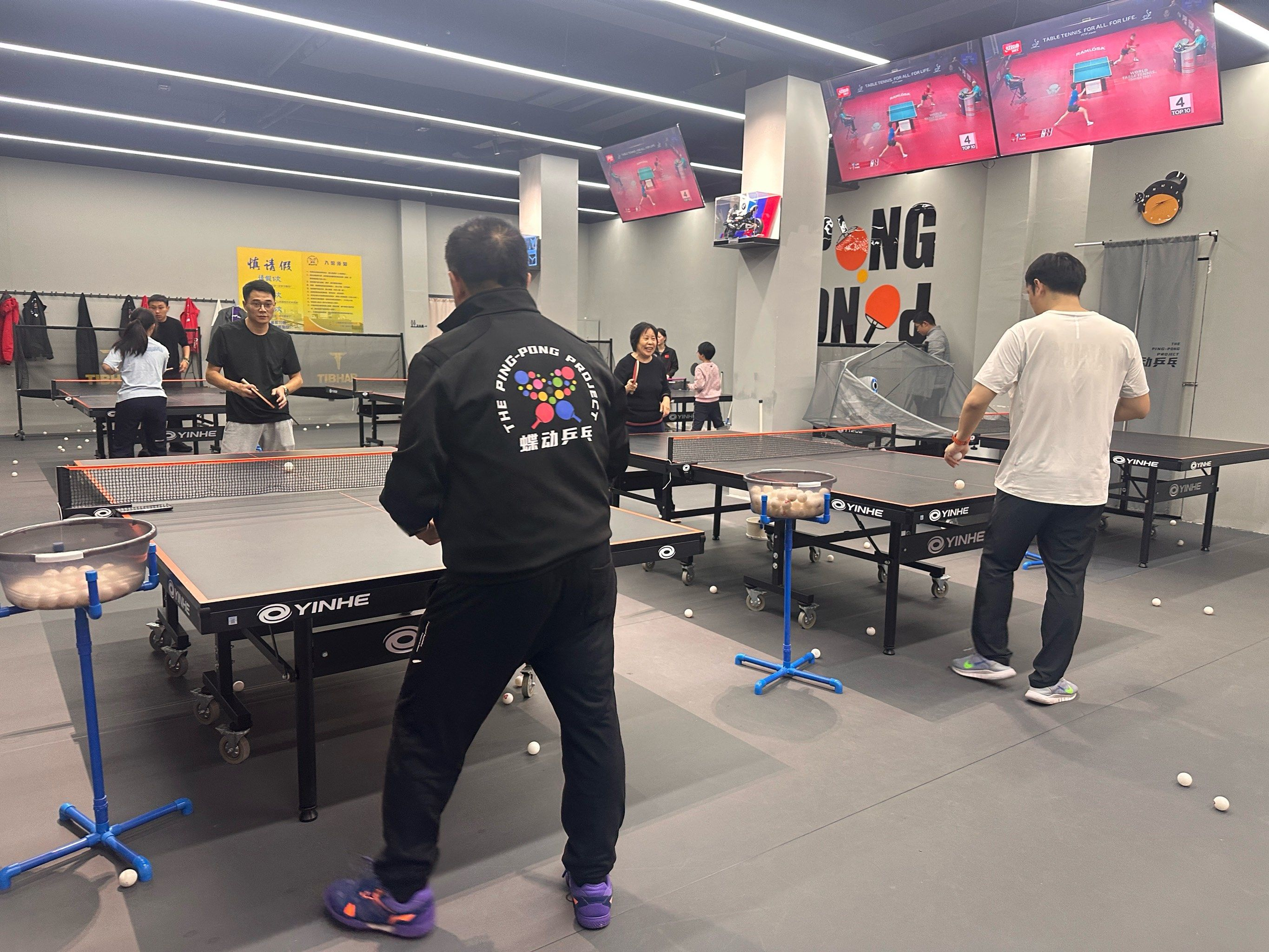 第一次试了1小时乒乓球教练，发现正手攻球动作不标准，让我不要和其他人打球，是合理的吗?还是为了赚我钱？